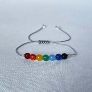 Pulsera de piedras preciosas arcoíris: macramé que equilibra los 7 chakras