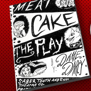Op de afbeelding: Een zwart-witte DVD-hoes met een rode achtergrond. De hoes heeft een zwart-witte illustratie van een toneelstuk genaamd "Meat Cake" van Dame Darcy. De tekst "Saber Tooth and Envy Theatre Co." is ook zichtbaar op de hoes.