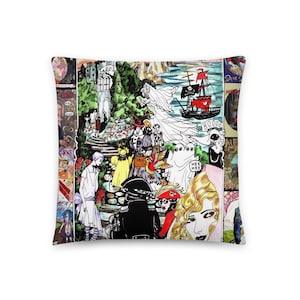 Puede incluir: Una almohada colorida y caprichosa con un collage de ilustraciones. El diseño incluye un castillo, un barco, una novia, fantasmas y varios personajes. La almohada está hecha de una tela suave y cómoda y es perfecta para agregar un toque de personalidad a cualquier habitación.