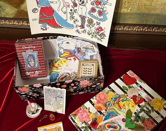 Queen Alice 2 Gift Box with Spell and Paper Dolls