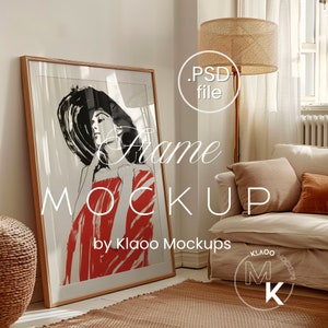 Puede incluir: Una ilustración enmarcada de una mujer con un gran sombrero y un vestido rojo. El marco es de madera y tiene un paspartú blanco. La imagen está en un salón con un sofá, una lámpara y una alfombra.