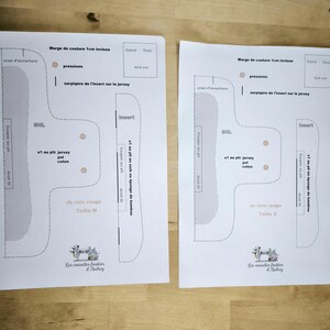 Puede incluir: Dos patrones de costura en papel blanco con texto e ilustraciones en francés. Los patrones incluyen medidas, líneas de corte y etiquetas como "Marge de couture" y "pressions". Los patrones están etiquetados como "Taille M" y "Taille S" y presentan el texto "Je vois rouge".