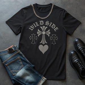 Chrome Herzen Tshirt, Freizeitkleidung, Geschenk für Freunde, Stilvolles Alltags Shirt, Streetwear Mode, Unisex aus schwerer Baumwolle Tee