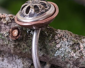 Anillo de cóctel con forma de bola, "Gilded Cage", anillo llamativo de plata con botón vintage "gema"