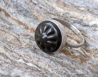 Anillo de cóctel: anillo con diseño antiguo de Goodyear con el botón "Delight"
