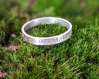 Anillo de plata con banda SWEET DELICIIOUS SELF: anillo de afirmación