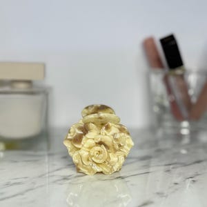 Pinza para el cabello con flor de acetato de color amarillo mantequilla: accesorio floral para bodas, fiestas, looks cotidianos y elegantes.