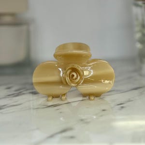 Elegant hair clip with rose detail. Large beige acetate hair clip. Fixed hair clip for thick hair. Romantic hair accessory.
