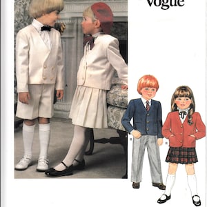 Op de afbeelding: Een naaipatroon voor kinderkleding, met vier verschillende outfits. Het patroon is van Little Vogue en heeft nummer 1313 erop. De outfits omvatten een wit dubbelrijig pak, een wit jasje met een geplooide rok, een blauw blazer met grijze broek en een rood blazer met een geruite rok.