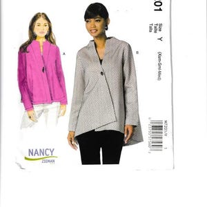 Puede incluir: Patrón de costura McCall's M7201 con dos diseños de chaqueta. Una chaqueta es de color rosa liso, la otra tiene un estampado de lunares en blanco y negro. El patrón incluye tallas XS a M. La marca "McCall's" está en la parte superior.