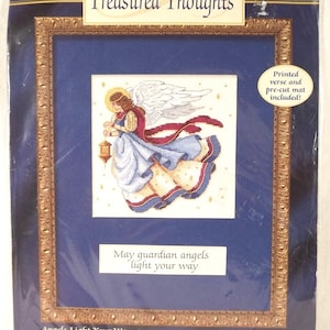 以下が含まれることがあります： 星に囲まれた、提灯を持った守護天使を描いたクロスステッチのパターンです。パターンは「Angels Light Your Way」というタイトルで、印刷された詩と事前にカットされたマットが含まれています。フレームサイズは8インチ×10インチです。