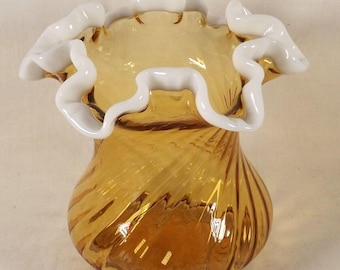 Jarrón de ámbar Fenton, con cresta de nieve, espiral, parte superior con volados, 5 pulgadas de alto, ca. 1951