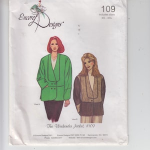 Puede incluir: Un patrón de costura para una chaqueta de fin de semana, con dos vistas diferentes. El patrón es para las tallas XS a XXL. El patrón es de Encore Designs e incluye el sitio web y el número de teléfono de la empresa.