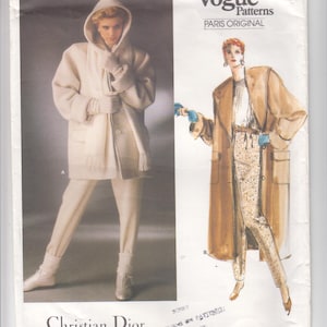 Könnte beinhalten: Vogue Patterns Paris Original Schnittmuster für einen langen Mantel und eine Hose von Christian Dior. Die Schnittmuster-Nummer lautet 1637.