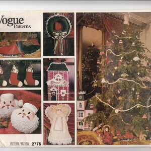 Könnte beinhalten: Ein Vintage-Nähmuster von Vogue Patterns für Weihnachtsdekorationen. Das Muster enthält Anleitungen zum Nähen einer Kranz, Strümpfe, eines Hauses, eines Baumrocks, eines Engels und Weihnachtsmann-Ornamente. Die Musternummer ist 2776.