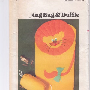 Puede incluir: Un patrón de costura para un saco de dormir con forma de león y una pequeña bolsa de viaje. El patrón es de Butterick, Fashion One, y el número de patrón es 5161. El precio es de $ 1,50.