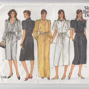 Op de afbeelding: Vogue's Basic Design naaipatroon met vijf jurk ontwerpen. De jurken omvatten een gestreepte button-down jurk, een donkerblauwe jurk, een gele wikkeljurk, een witte jurk met fladdermouwen en een donkerblauwe jurk met een bloemaccent.
