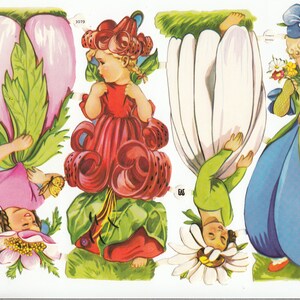 Peut inclure: Un ensemble de poupées en papier vintage représentant quatre fées des fleurs. Chaque fée est vêtue d'une robe colorée et porte une couronne de fleurs. L'ensemble comprend une fleur rose, une fleur rouge, une fleur blanche et une fleur bleue.