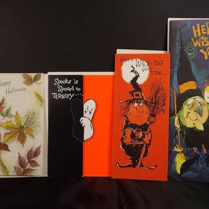 Hallmark Gibson Halloween Vintage 4 biglietti d'auguri con buste inutilizzate Streghe stravaganti che nascondono fantasmi Foglie autunnali senza scritte