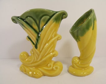 Jarrones de cerámica Shawnee Cornucopia, mediados de siglo MCM, 2 tamaños estilos amarillo verde 735, 835 Vintage