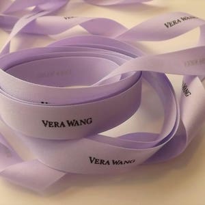 Vera Wang Band Lavendel strukturierte Oberfläche mattschwarz Druck 5 Werften 7/8" breit
