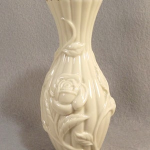 Vaso Lenox Bud, rose scolpite in rilievo, crema con finiture in oro, bordo smerlato, altezza 5,75 pollici, anni &#39;80
