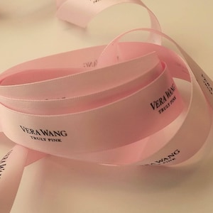 Vera Wang Band wirklich rosa Satin glänzenden Finish Schwarz drucken 5 Werften 7/8" breit