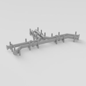 Op de afbeelding: Een grijs metalen pijpsysteem met meerdere takken en steunen. De pijpen zijn verbonden met metalen klemmen en hebben een ruwe, industriële uitstraling.