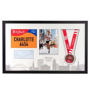 Deluxe Great North Run Halve Marathon 2023-2024 displaylijst voor medaille, slabbetje en foto. Laat zien wat je hebt bereikt en bekijk beide kanten van de medaille!
