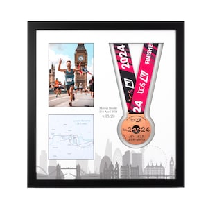 Puede incluir: Un marco de fotos negro con una foto de un corredor, un mapa de la ruta del maratón de Londres y una medalla con el texto "TCS London Marathon 2024" y "FINISHER". La medalla es de bronce con una cinta rosa y negra. El nombre del corredor, la fecha y la hora se enumeran debajo de la foto.