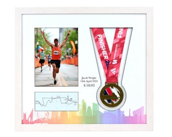 Cornice commemorativa deluxe della maratona di Manchester 2024 per medaglia e foto. Metti in mostra i tuoi risultati e guarda entrambi i lati della medaglia!