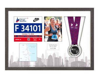 Puede incluir: Enmarcado conmemorativo del Maratón de Chicago que presenta un dorsal, una foto de un corredor y una medalla de finalista. El dorsal muestra "F 34101" y "13 de octubre de 2024". La medalla tiene una cinta morada y la palabra "CHICAGO".