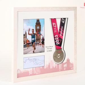 Cornice commemorativa deluxe della maratona di Londra 2021-2024 per medaglia e foto. Metti in mostra i tuoi risultati e guarda entrambi i lati della medaglia immagine 2
