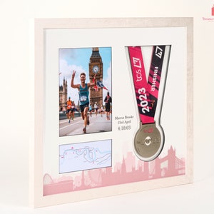 Cadre de présentation commémoratif de luxe pour le marathon de Londres 2021-2024 pour une médaille et une photo. Présentez vos réalisations et voyez les deux côtés de la médaille image 2