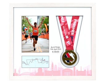 Cornice commemorativa deluxe della maratona di Manchester 2024 per medaglia e foto. Metti in mostra i tuoi risultati e guarda entrambi i lati della medaglia!