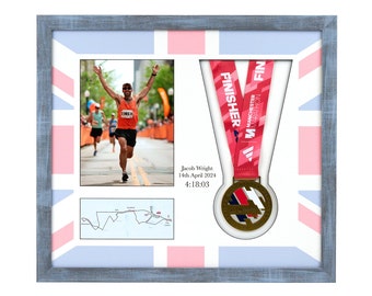 Cornice commemorativa deluxe della maratona di Manchester 2024 per medaglia e foto. Metti in mostra i tuoi risultati e guarda entrambi i lati della medaglia!