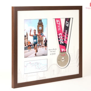 Cadre de présentation commémoratif de luxe pour le marathon de Londres 2021-2024 pour une médaille et une photo. Présentez vos réalisations et voyez les deux côtés de la médaille image 2