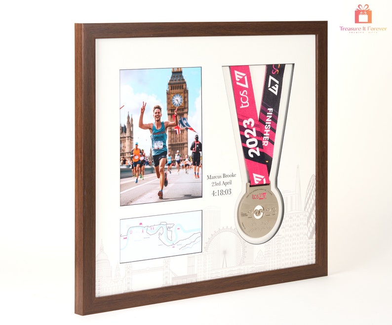 Cadre de présentation commémoratif de luxe pour le marathon de Londres 2021-2024 pour une médaille et une photo. Présentez vos réalisations et voyez les deux côtés de la médaille image 2