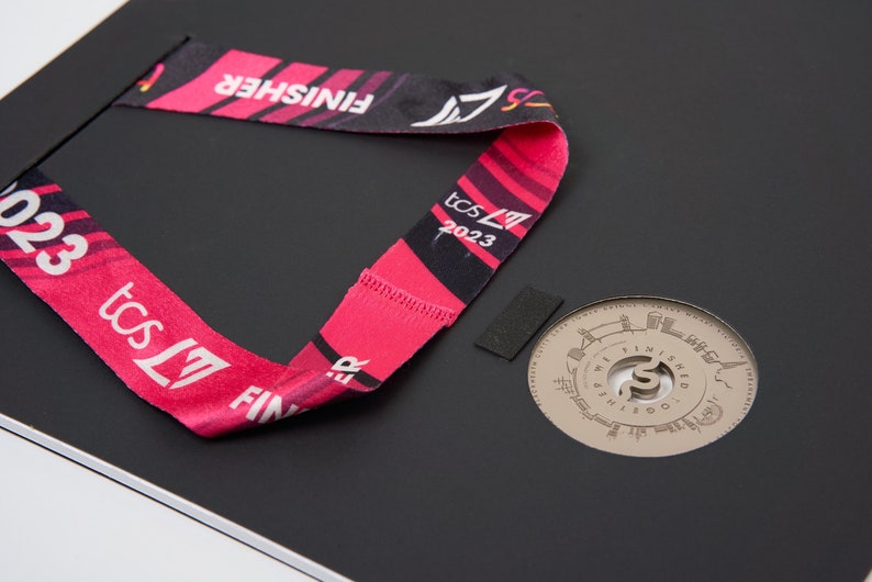 Cadre de présentation commémoratif de luxe pour le marathon de Londres 2021-2024 pour une médaille et une photo. Présentez vos réalisations et voyez les deux côtés de la médaille image 8