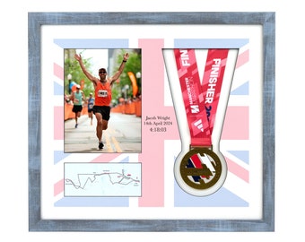 Cornice commemorativa deluxe della maratona di Manchester 2024 per medaglia e foto. Metti in mostra i tuoi risultati e guarda entrambi i lati della medaglia!