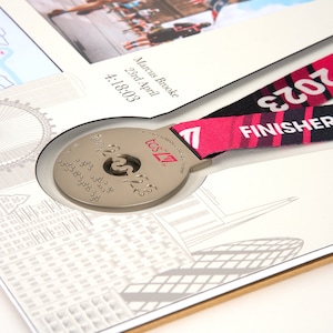 Cadre de présentation commémoratif de luxe pour le marathon de Londres 2021-2024 pour une médaille et une photo. Présentez vos réalisations et voyez les deux côtés de la médaille image 6