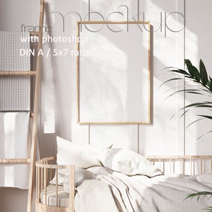 Maqueta de marco DIN A vertical para habitación de niños de guardería, fondo de producto de póster minimalista PSD 5x7 de madera, luz solar natural realista y sombra