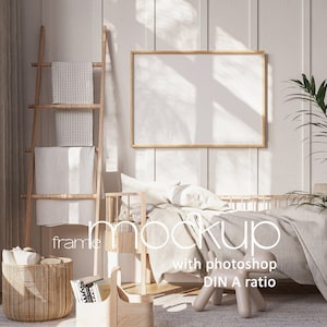 Kinderzimmer Kinderzimmer Horizontale DIN A Rahmen Mockup, Minimalistische Hölzerne PSD 5x7 Poster Produkt Hintergrund, Realistische Natürliche Sonne Licht und Schatten