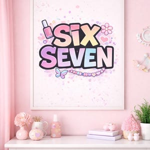 Puede incluir: Un cartel enmarcado con las palabras "SIX SEVEN" en letras coloridas, adornado con corazones, flores y una mariposa. El cartel está colgado en una pared rosa sobre una cómoda blanca con objetos decorativos.