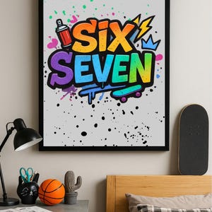 Puede incluir: Impresión artística enmarcada con las palabras "SIX SEVEN" en un estilo graffiti colorido. La obra presenta un bote de pintura en aerosol, un rayo, una corona y una patineta sobre un fondo gris con salpicaduras de pintura. Una pieza decorativa para un dormitorio.