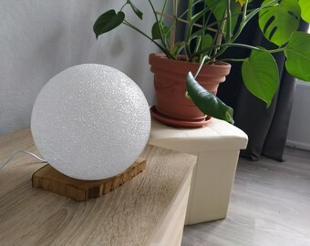 Kugeltischlampe aus recyceltem Material