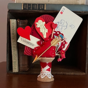 Assemblage de coeurs Saint-Valentin Cupidon, bobine vintage, mélange de coeurs rouges, cartes à jouer et Dresde, décoration