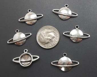 10 Silver Planet Charms Saturn silvertone metal (S695-cnt)