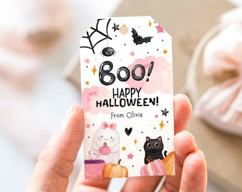 以下が含まれることがあります： 「Boo!」の文字が黒い泡文字で書かれたハロウィーンをテーマにしたギフトタグ。その上に黒い文字で「Happy Halloween!」と書かれています。タグには、お化け、黒猫、カボチャ、コウモリが描かれています。タグは「Olivia」という名前でパーソナライズされています。