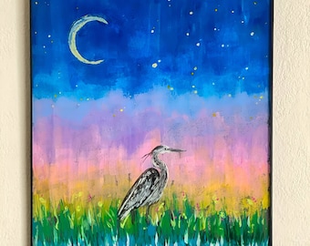Op de afbeelding: Origineel schilderij van een reiger die in hoog gras staat bij een water. Het kunstwerk toont een nachthemel met een halve maan en sterren. Het kleurenpalet omvat blauw, groen, roze en geel.